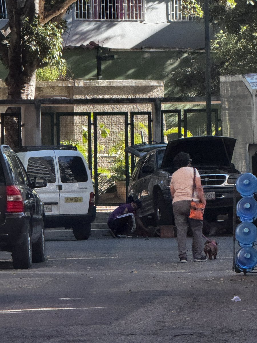 contedonas's tweet photo. @PolisucreOficia buenos días desde hace un tiempo la redoma del parque Simón Rodríguez ubicado en la calle b de los ruices se esta utilizando como taller mecánico, el día de hoy no fue la excepción, por favor se le agradece enviar unidades https://t.co/Nb9QxwTgsm