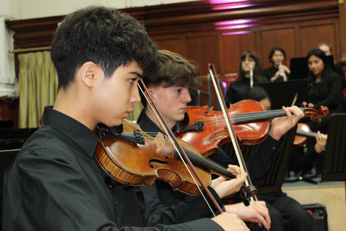 KGS1561's tweet photo. A huge round of applause for our talented students who put on an incredible Autumn Concert🍂😊The bands and singers were simply amazing👏🎶 @KGS_MusicDept #ThisIsKGS @KGSheadmaster @HMC_Org #workwellandbehappy #AutumnConcert #MusicConcert @ISC_schools https://t.co/198LGztnIU