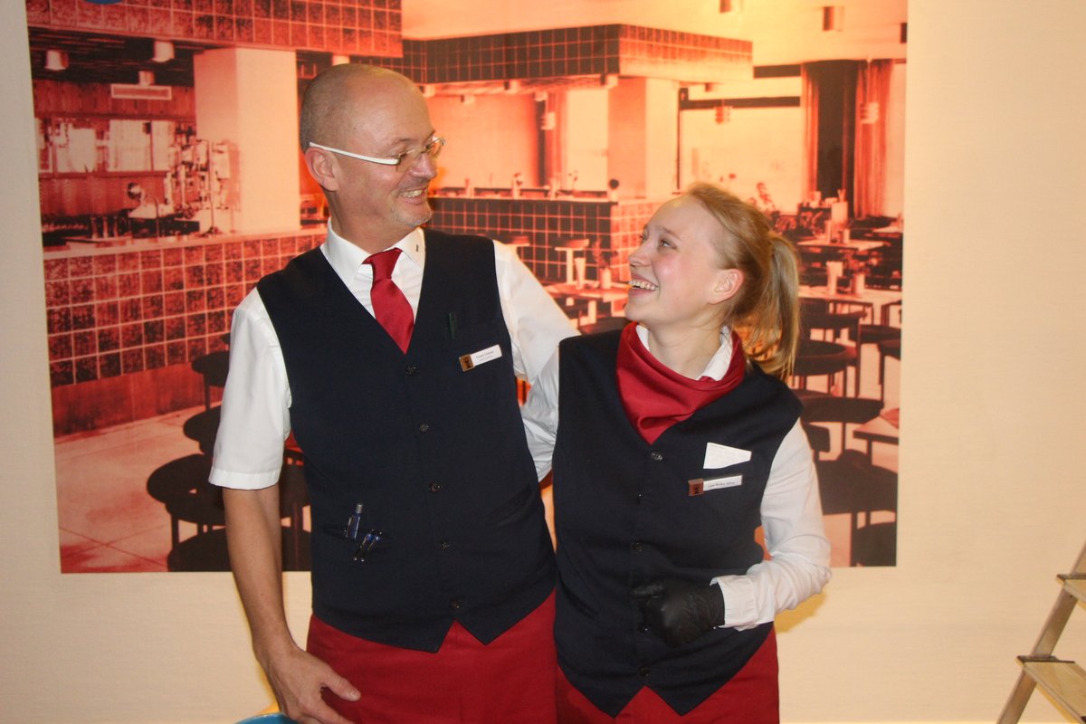 Hotel_NEPTUN's tweet photo. Unser ganzes Team freut sich auf die Ausstellung "Joerg Waehner - NEPTUN und die Wendeltreppe" und sagt: Herzlich willkommen zur #Vernissage, am morgigen Samstag, 18.11.23, 11 Uhr im NEPTUN an der Wendeltreppe! 🔱 #kunst #warnemünde #ostsee #hotel #art #popart #joergwaehner #oeae https://t.co/ZcO7CfyUIl