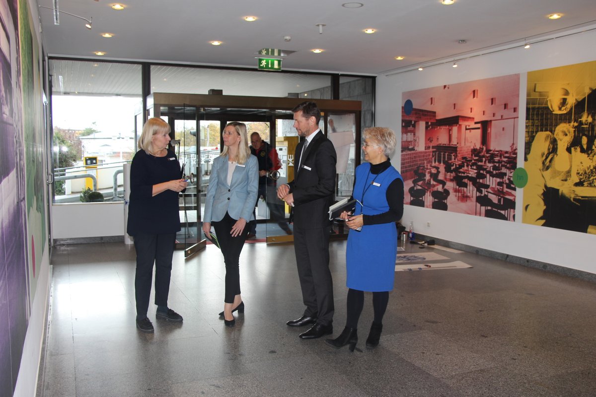 Hotel_NEPTUN's tweet photo. Unser ganzes Team freut sich auf die Ausstellung "Joerg Waehner - NEPTUN und die Wendeltreppe" und sagt: Herzlich willkommen zur #Vernissage, am morgigen Samstag, 18.11.23, 11 Uhr im NEPTUN an der Wendeltreppe! 🔱 #kunst #warnemünde #ostsee #hotel #art #popart #joergwaehner #oeae https://t.co/ZcO7CfyUIl