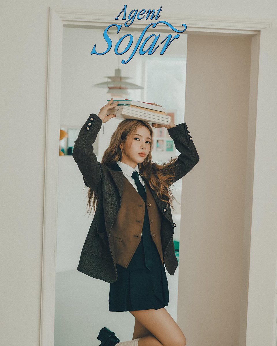 DragonKazoo77's tweet photo. Yong is so Hermione-ish here. Her red curly hairs, holding books like a bookworm, intelectual, diligent, and smart-ass 100% T but can be so cute and full of love when she is with her close friends and family like limited-edition triple F for moos~
#Agent_Solar #Solar #솔라 https://t.co/YIfu0KewnR
