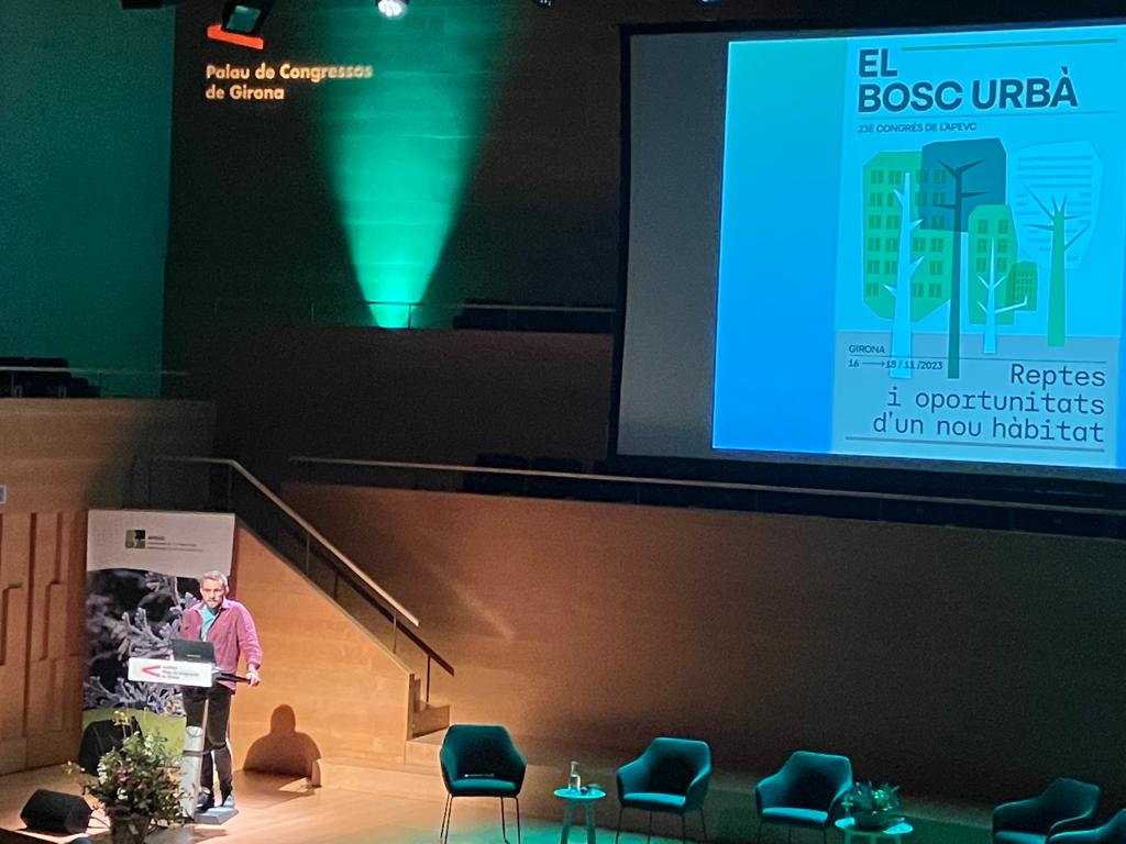 apevcat's tweet photo. Cloenda d'aquesta edició del #congresAPEVC, amb la intervenció del Regidor d’Acció Climàtica Sergi Cot Cantalosella, i el President de l'APEVC Joan Guitart.
Molt agraïts amb tothom. Us hi esperem a la propera edició! Gràcies 🙏🏼

#elboscurba #jardineria #paisatgisme #verdurba https://t.co/E4azLxgem6