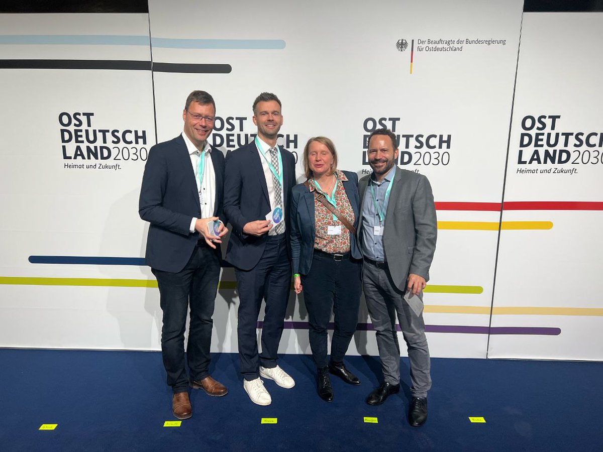 Stiftung_bfb's tweet photo. 1/2 Wir sind heute bei der Konferenz Ostdeutschland 2030 mit @Ostbeauftragter und Bundeskanzler Scholz und stellen gemeinsam mit @stiftungstweet, @CellexStiftung, Freudenberg Stiftung und @ZEITstiftung die Initiative Zukunftswege Ost vor. #OD2030 https://t.co/bK3UL9img1