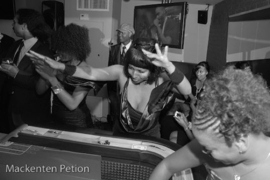 Lizzs_Lockeroom's tweet photo. Since it's the anniversary of this movie's release...
#FlashbackFriday At the homie
@BySeanMalcolm‘s “Harlem Nights” themed birthday party, doing my thing on the craps table 🔥 🎲🎲#Hard8 https://t.co/efh2B2foua