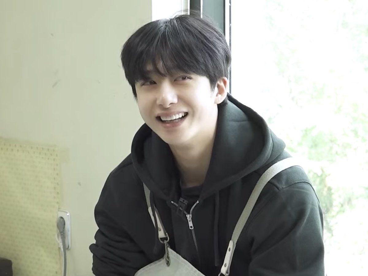 hwonpics's tweet photo. hyungwon trying pottery https://t.co/Epa7rzk9fW