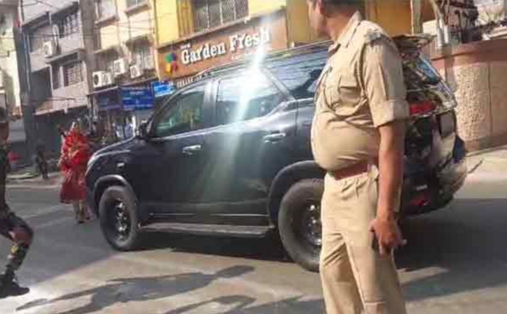 piovijay's tweet image. Jharkhand :रांची में प्रधानमंत्री के काफिले को रोकने वाली महिला संगीता झा गिरफ्तार,सुरक्षा में चूक पर तीन पुलिसकर्मी निलंबित 
Woman Sangeeta Jha arrested while attempting to breach #PMModi's security in #Ranchi,Three policemen suspended for #SecurityLapse
vijayupadhyay.com/2023/11/17/wom…