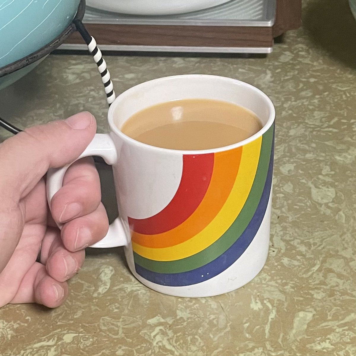 A vintage cup of joe is a great way to start a Friday…cheers! 🌈 #coffee #coffeemug #vintagecoffeemug #rainbow #rainbowmug #friday