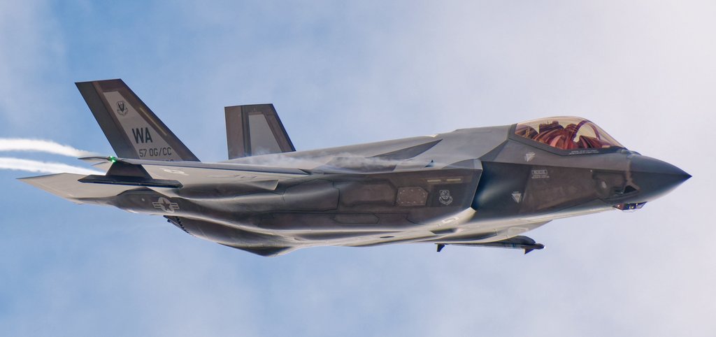 MilAirPhoto's tweet image. F-35A with 65th Aggressor Squadron flexing west out of Nellis AFB #milair #planespotting #avgeek #F35