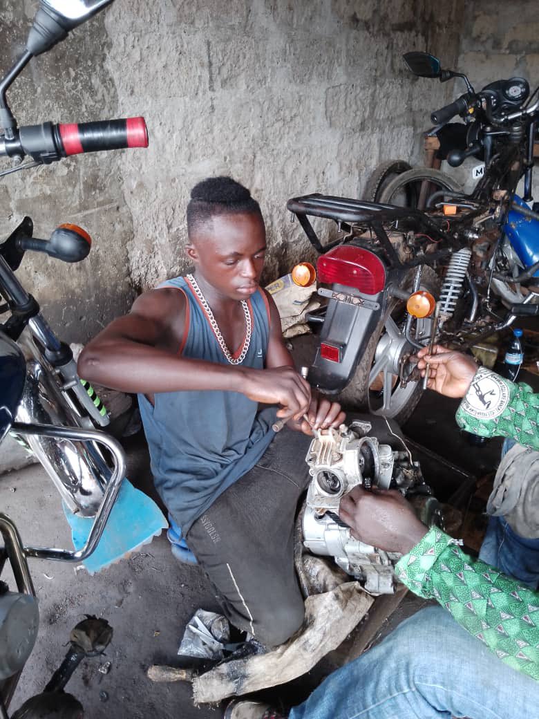 WYCF_SL's tweet photo. We are empowering street connected-children in war displaced communities in Grafton through the support of the @BFSSCharity in collaboration with the @streetchildren UK. 

#skilldevelopmen #skilltraining #Empowerment https://t.co/0tdYxJNMQ5