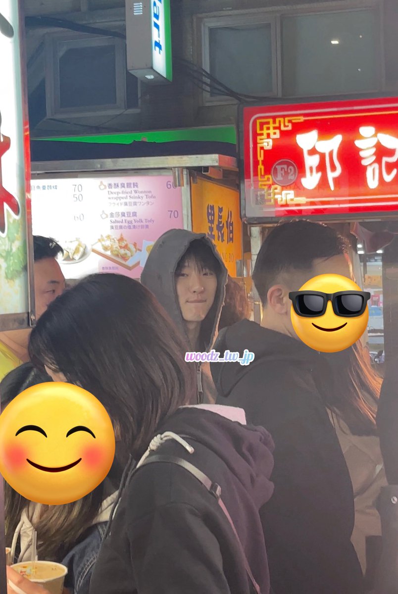 woodz_tw_jp's tweet photo. 我一年多沒回台灣，正在猶豫饒河街夜市、士林夜市、寧夏夜市要去哪個….最後選了寧夏夜市後……😳😳😳😳 
啊啊啊啊有天使降臨在寧夏夜市🥹💕

#WOODZ #조승연 #우즈 https://t.co/0uaprxRjnj