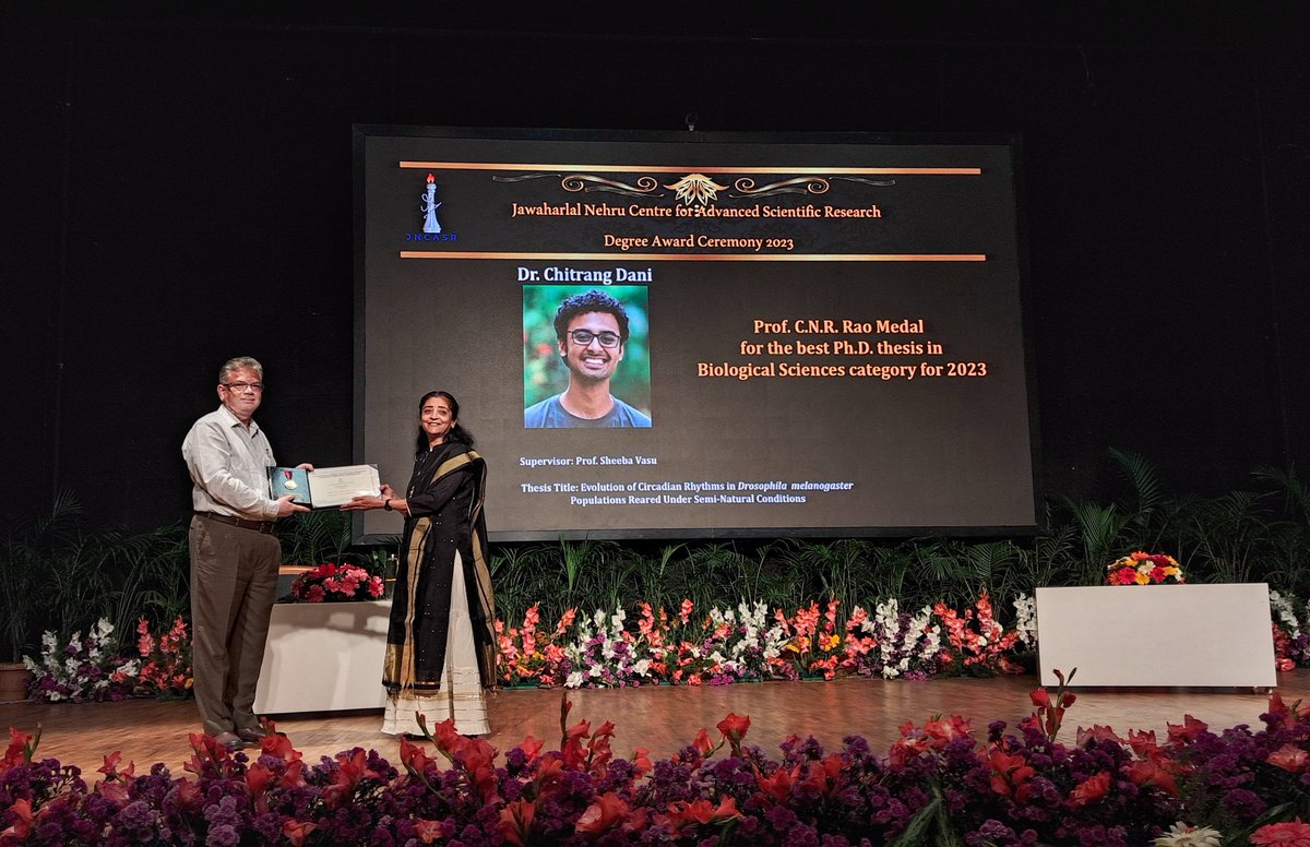 Thrilled to share that I've been awarded the Prof. C.N.R. Rao gold medal for the best Ph.D. thesis in Biological Sciences at @jncasr! Grateful for the journey, the challenges, and the incredible support from @SheebaVasu, my mentors and peers (yes, that's my mom on stage!) 😀