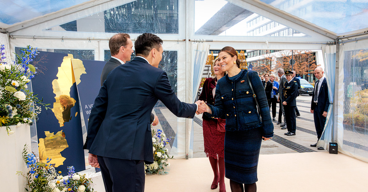 Välkommen i Tysland, Kronprinzessin Victoria!
🇸🇪🤝🇩🇪
Der Deutschlandbesuch der Kronprinzessin startet heute in Hessen mit einem Tag im Zeichen der deutsch-schwedischen Wirtschaft.