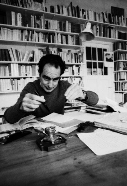 'Estimat Italo Calvino,
Fa dies que no puc dormir, tots aquells que conec tenen biblioteques fabuloses...'. M'escric  amb #italocalvino a  @LletresBarbares en un joc creatiu catalano-italià. #creació #crítica #literaturaepistolar #literaturaitaliana lletresbarbares.cat/articles/estim…