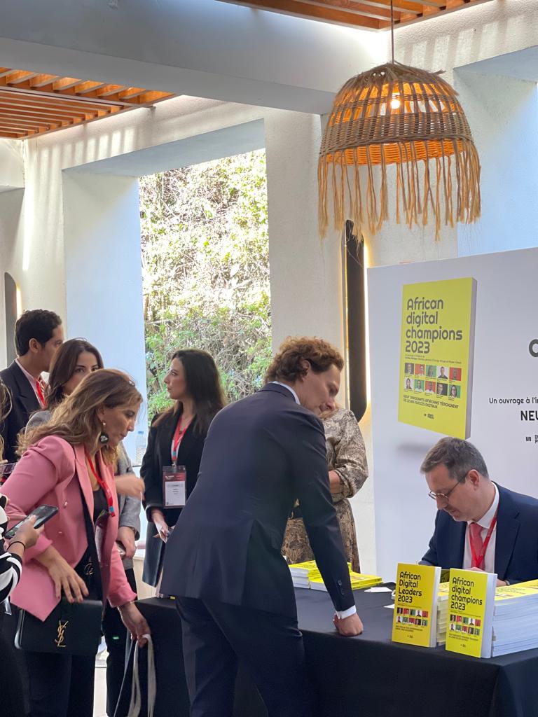 orangeafrica's tweet image. [Live from @ChoiseulAfrica]

Séance de dédicace en cours de l&apos;ouvrage #AfricanDigitalChampions2023 préfacé par notre CEO @jerome_henique !

C&apos;est le récit de 7 #startups qui ont su chacune dans son domaine, accélérer la transformation digitale de l’#Afrique🚀

#CABF2023