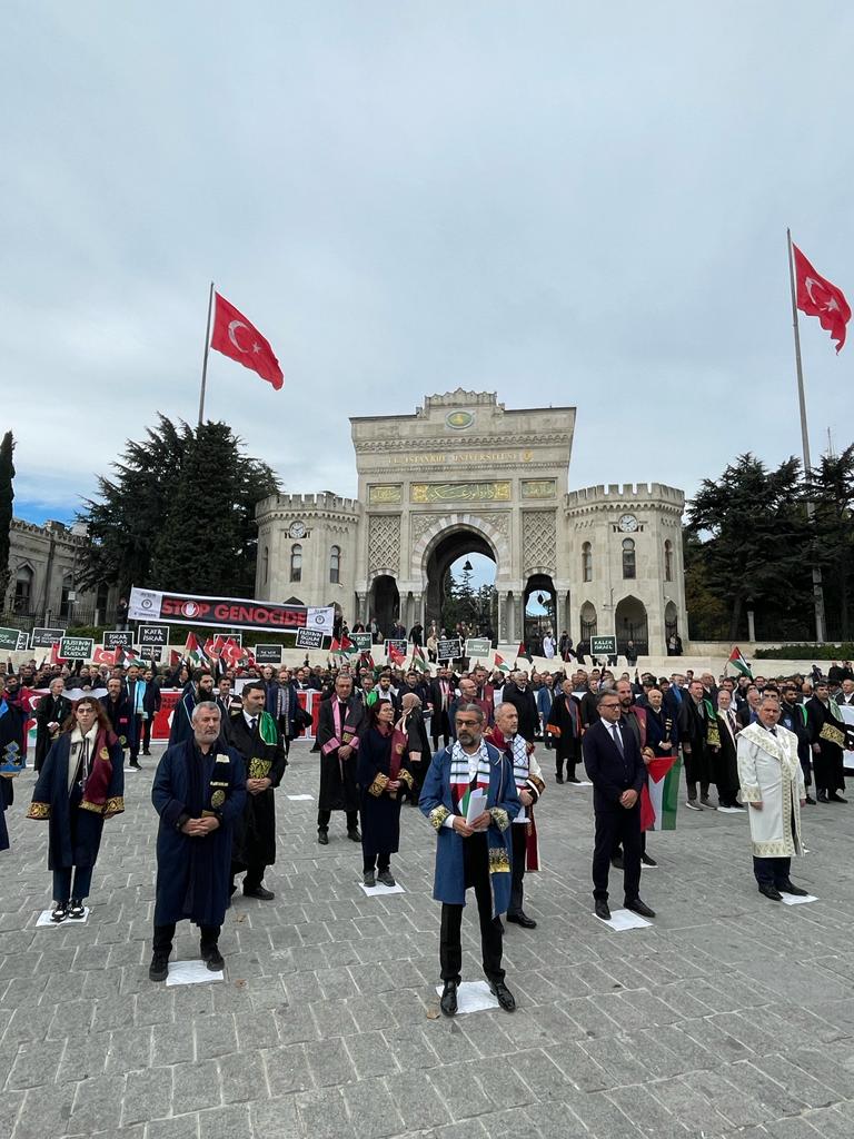 Akademisyenler, İsrail zulmüne karşı meslektaşlarını göreve çağırdı!

İsrail’in 75 yıldır uyguladığı ve son 40 gündür Gazze’de soykırıma dönüşen zulmüne karşı İslam Ülkeleri Akademisyen ve Yazarlar Birliği (AYBİR), Eğitim Bir-Sen ve Cihannüma Derneği protesto gösterisi düzenledi.