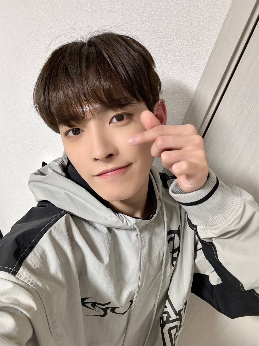 ATEEZofficial's tweet photo. [#홍중] 에이티니 5살 많이많이 축하해❤🥳 
#ATEEZ #에이티즈 https://t.co/4zPRf1gcUt