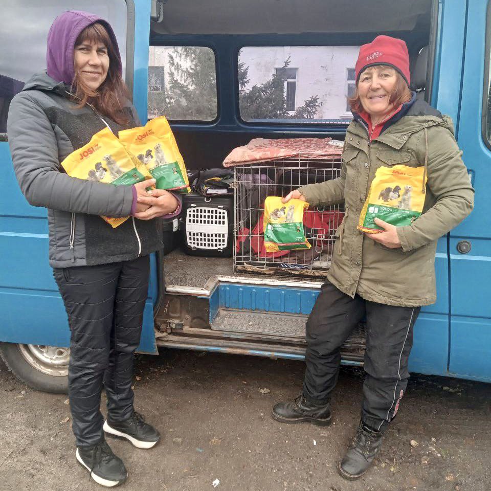 UAnimalsENG's tweet image. 🐾 In Sumy region, a community united for animal welfare! 
🚑 Our vets sterilized 410 cats and dogs across three villages and provided 510 kg of pet food to locals in need. Your support for our free sterilization program is vital in shaping a brighter, safer future for strays in…