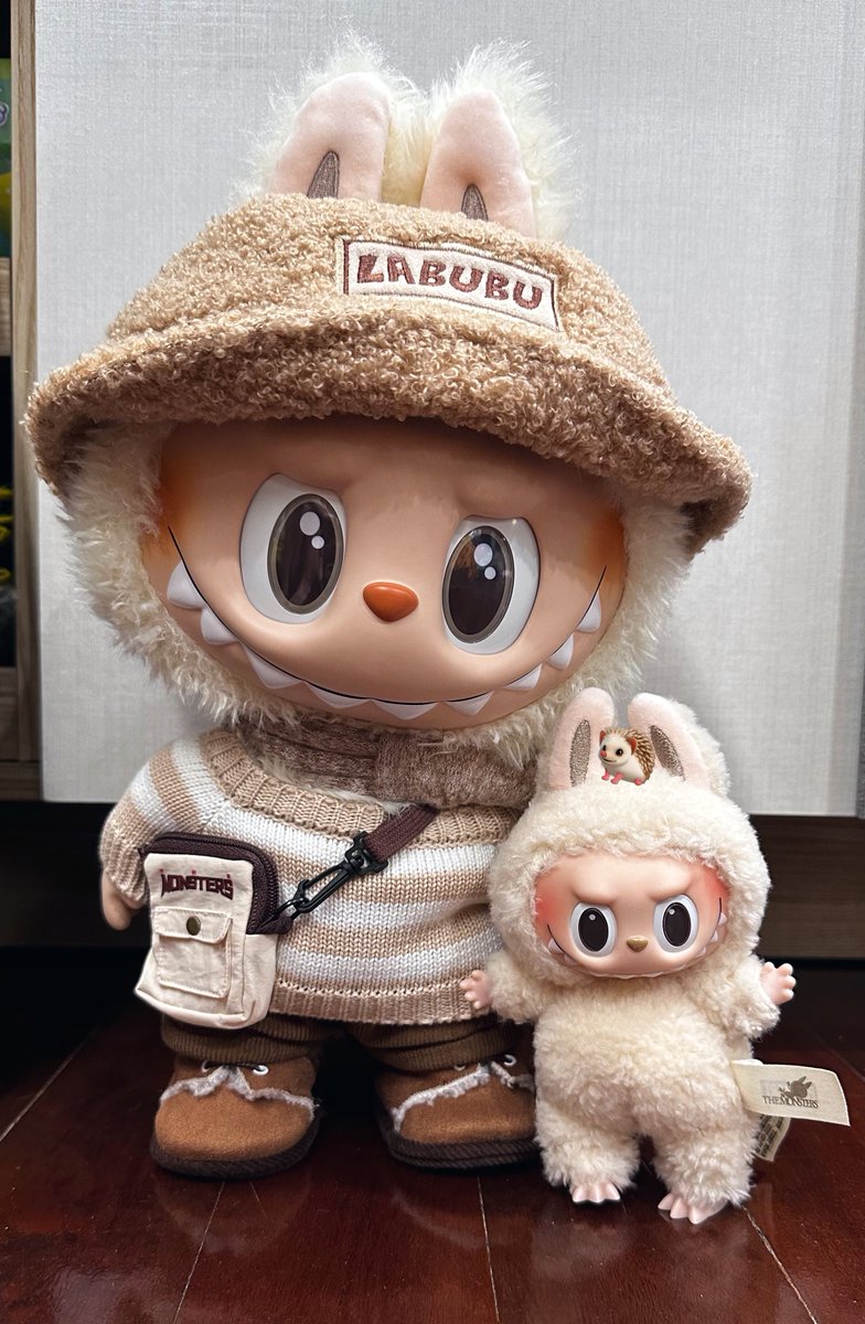 ammabz's tweet photo. มาแล้วครับ น้องบู้ลาเต้ คือ น้องตัวใหญ่กว่าที่คิดไว้เยอะมากกกก เทียบกับตัวเล็กคือยักษ์ดีๆนี่เอง 🤣🤍🐰☕️🥛 ที่ชอบมากๆเลยคือ น้องใส่เสื้อผ้ามาแบบจัดเต็มสุด สามารถเอาไปแต่งตัวน่ารักๆ ได้สบายเลย
#POPMART #LABUBU_DRESSBELATTE
#ammabz https://t.co/n9sTykVYKV