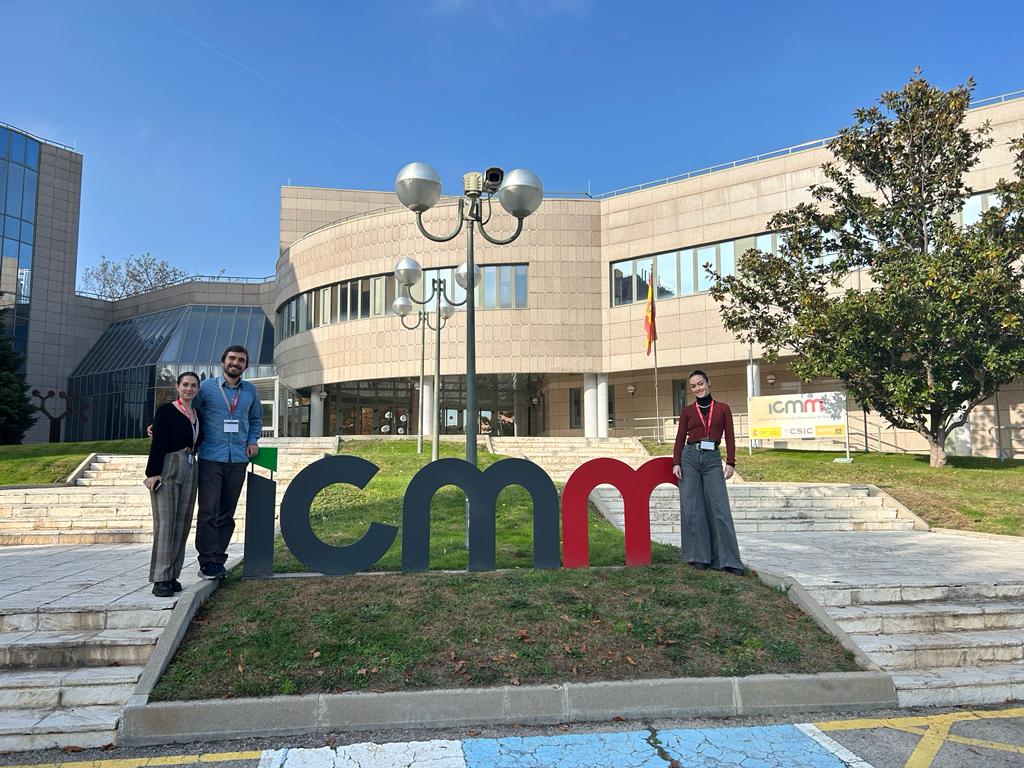 FFision's tweet photo. Tres jóvenes investigadores de la Unidad @FFision de @CIEMAT_OPI , @PaulaNCh @carlasotoruiz y @mikel_9 , participan hoy en la Reunión Anual de la Sociedad Española de Arcillas (SEA) en la Universidad Autónoma de Madrid, presentando sus últimos resultados!!  Sigue el hilo: https://t.co/zkXx0gxCuR