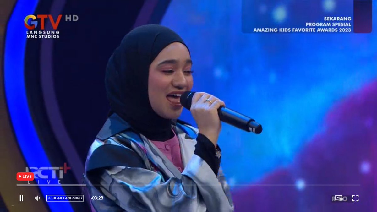 LuriHand's tweet photo. Salfok sama penontonnya wkwkwk..
Gemes dah bocil-bocil pada heboh..

#NabilaAtKidsFavAward 
#KuInginPisahNabilaTaqiyyah 
#7HariLagiKuInginPisah https://t.co/7cJI2iIhQW