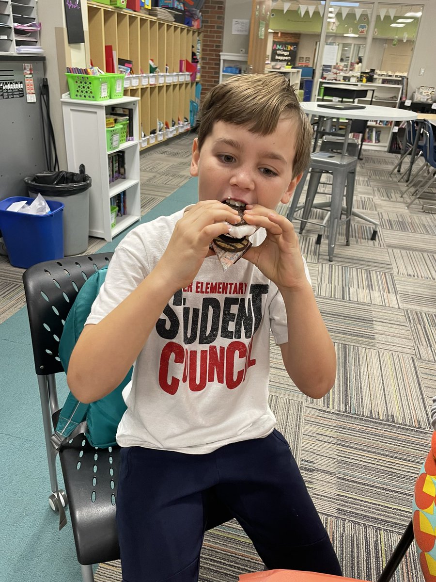 S’mores with some awesome Falcons before school! <a href="/ayerelementary/">Ayer Elementary</a> @J_Huster4 <a href="/StaciLewis14/">Staci Lewis</a>