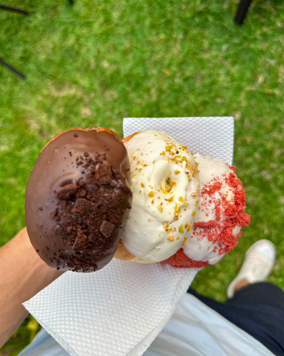 hernanvam's tweet photo. Hay un lugar que tiene bollo de pistacho delicioso y casero 🔥 Tienen bollos de todo tipo, desde dulce de guayaba hasta varias combinaciones únicas. Su sabor tres leches también es una bomba. Además ofrecen salados y cafés para acompañar. 📍Bombo. https://t.co/fo1UooajiK