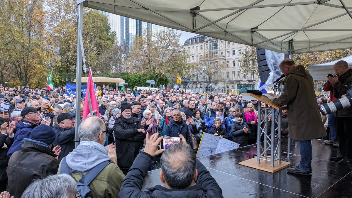 Der Opernplatz ist voll bei der Kundgebung für Israel. Benjamin Graumann von der Jüdischen Gemeinde verurteilt das Schweigen der Schulen, der Universität und der meisten Kultureinrichtungen in Frankfurt. Gegen #Antisemitismus darf man nicht schweigen!
#NieWiederIstJetzt