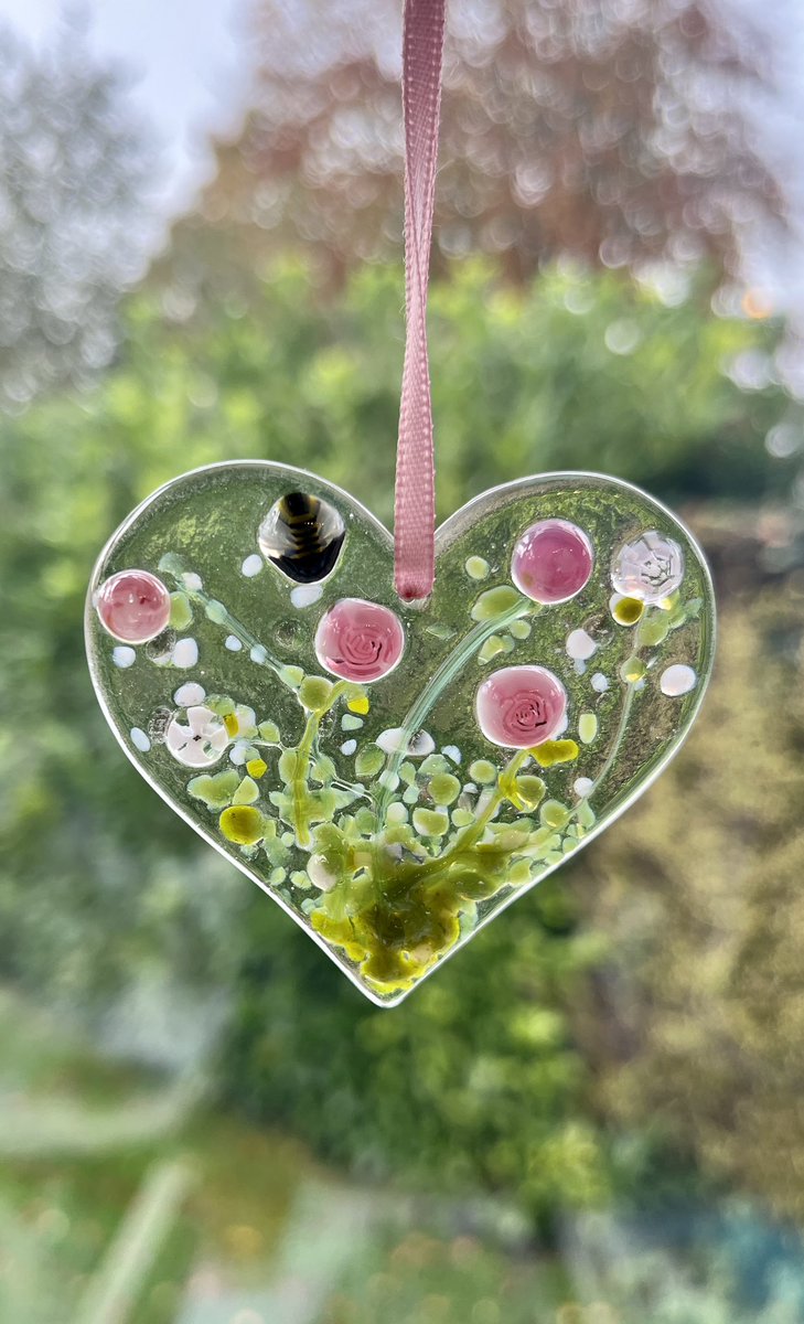 glass_champagne's tweet photo. Alongside lots of Christmas Deccies, I have these beautiful flower-heart hangers to take to @codford_artisan_market tomorrow. See you there! #secretsanta #mumpresent #presentformum #sisterpresent #fusedglassflowers #fusedglassheart https://t.co/IM2qvnKXF9