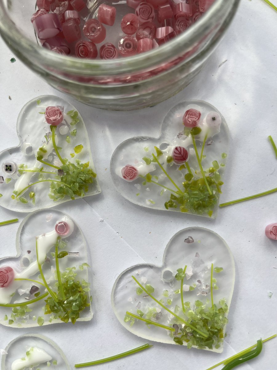 glass_champagne's tweet photo. Alongside lots of Christmas Deccies, I have these beautiful flower-heart hangers to take to @codford_artisan_market tomorrow. See you there! #secretsanta #mumpresent #presentformum #sisterpresent #fusedglassflowers #fusedglassheart https://t.co/IM2qvnKXF9
