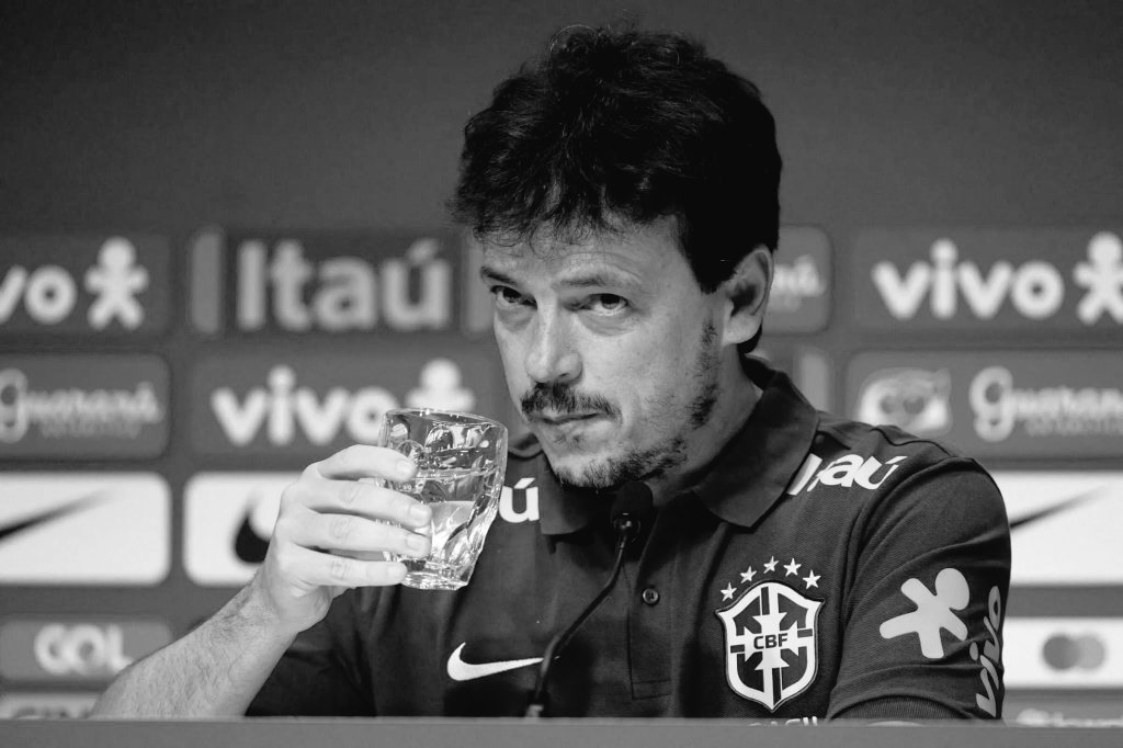 _tiosun's tweet photo. Esse é um desabafo do jogo e jogadores entre Colômbia x Brasil...

Diniz como treinador da seleção brasileira está passando vergonha e dando vergonha pro povo brasileiro, times e convocações totalmente erradas, com táticas quadradas e confusas, com jogadores ruins, que quando precisam ser substituídos POR TEIMOSIA DO DINIZ tudo é feito da pior forma possível,

NO JOGO DE ONTEM:

Alisson - (eu não gosto) Mas foi bem no jogo e salvou o Brasil algumas boas vezes, pq simplesmente a defesa escalada pelo Diniz foi ridícula!!!

Emerson Royal e Lodi -  eu poderia passar muito tempo dizendo o quanto eles são fracos e ruins para serem laterais do Brasil, mas eu n vou... só acho inadmissível o Brasil ter laterais tão ruins como eles.

Samuel Xavier, Guilherme Arana, Mayke, Caio Paulista, Ayrton Lucas, o próprio Marcelo e Pikachu são peruanos ? Eu acho que sim, pq não é possível...

(fora muitos outros nomes que não me vem de cabeça agora)

Gabriel Magalhães e Marquinhos - uma zaga jovem que ninguém sabe se vai dar certo ou não, mas até o momento é uma zaga que não bota respeito em adversário algum!!!

Murilo do Palmeiras, Murillo ex cortinthians, Beraldo do São Paulo, Nomes que seriam muito do krl de interessante... 

André - esse aí eu n preciso dizer nada, Casemiro nunca mais, pq o André foi um dos únicos q eu vi que queria honrar e honrou a camisa do Brasil, BAITA jogador, BAITA partida

Bruno Guimarães - no Newcastle é um jogador que consegue jogar muito bem, no brasil não desempenha mal, mas no segundo tempo o Veiga NÃO entrar no lugar dele, é brincadeira, o Diniz convoca o veiga pra ir de excursão escolar?

Já em relação ao ataque

Raphinha - NÃO jogou nada, Perdeu um CAMINHÃO de Gols.

Vini Jr - Começou voando e infelizmente se machucou com certeza ele em campo as coisas seriam diferentes

Rodrygo - Disparadamente era o melhor da Partida e o Diniz a partir do momento que tirou ele, o Brasil perdeu a Criação e tomou a virada.

Gabriel Martinelli - simplesmente deu aulas, Martinelli merece apenas elogios, fez gol, deu sangue, se esforçou, teve hora que ele fez PAPEL DE VOLANTE, pq o time tava totalmente desconstruído, e no final do jogo deu Dó pq o Diniz mexeu igual a bunda 

SOBRE OS QUE ENTRARAM?

João Pedro - entrou mal, pareceu um boneco de posto jogando, ONDE QUE O MARCOS LEONARDO NÃO É MELHOR ? ONDE QUE O PRÓPRIP ENDRICK NÃO É MELHOR?

Paulinho - entrou e na única chance que deu foi tentar dar driblinho (mas ta perdoado primeiro jogo com a camisa da seleção)

Endrick - entrou na fogueira faltando pouquíssimo tempo e mesmo assim mostrou qualidade mas sem muita oportunidade, 

Pepê e Douglas Luiz - esses dois eu não vou falar nada, apenas vtmnc, onde que ESSES DOIS VÃO RESOLVER UM JOGO?

Num geral, o Brasil foi ridículo e ENGOLIDO pela colômbia, o trabalho do Diniz é fraco e ele NÃO merece estar e continuar no Posto de técnico da seleção, assim como o time também não ajuda em muita coisa pq também é ruim.

O Brasil NÃO sabe e NÃO aguenta jogar sem o Neymar, mas com o Neymar em campo nesses últimos jogos, com certeza culpariam ele ao invés do Diniz, MAS A CULPA é do DINIZ.