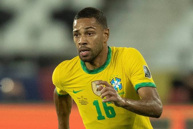 OficialSala12's tweet photo. Laterais da Seleção ao longo das décadas:

- Carlos Alberto Torres
- Nilton Santos
- Djalma Santos
- Leandro
- Junior
- Nelinho
- Branco
- Jorginho
- Leonardo
- Roberto Carlos
- Cafu
- Maicon
- Marcelo

Aí quando chega na minha vez eu tenho que aturar EMERSON ROYAL e RENAN LODI https://t.co/OXB09JB9wm