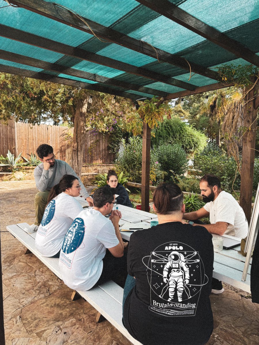 sergio_branding's tweet image. El día de ayer dio para mucho en #HorizonCamp!! 

Charlas individuales con cada uno del equipo, reunión +valor donde se habla con cada cliente de gestión.

Por la tarde Workshop de IA y nuestro Apolo Awards 🥇