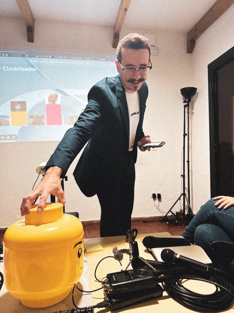 sergio_branding's tweet image. El día de ayer dio para mucho en #HorizonCamp!! 

Charlas individuales con cada uno del equipo, reunión +valor donde se habla con cada cliente de gestión.

Por la tarde Workshop de IA y nuestro Apolo Awards 🥇