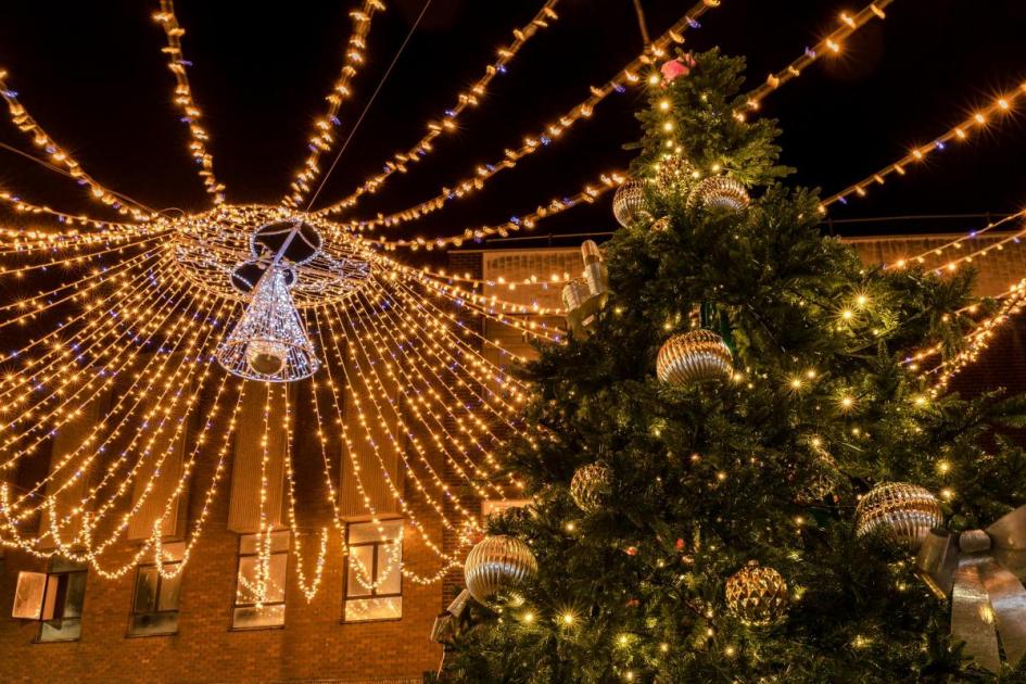 🎄✨ Get ready to feel the Christmas magic! Today is the Kidderminster Christmas Lights Switch On from 4pm. 🌟 Swing by Kidderminster Street Market beforehand for fantastic Christmas gifts. 🎁🛍️🎶🍔 #KidderminsterLights #ChristmasIsComing #ShopLocal 🎅🎉