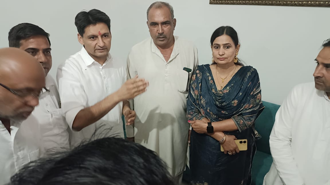 BattanSunita's tweet photo. हर दिल अजीज चौधरी दीपेंद्र सिंह हुड्डा जी आज मेरे अपने हल्का पुण्डरी में! हार्दिक स्वागत! और सभी प्रोग्राम में भाई साहब के साथ जाने का सौभाग्य प्राप्त हुआ! इस बार जनता ने ठान लिया है हुडडा साहब को मुख्यमंत्री बनाना है @DeependerSHooda https://t.co/6vAYqcmuzL