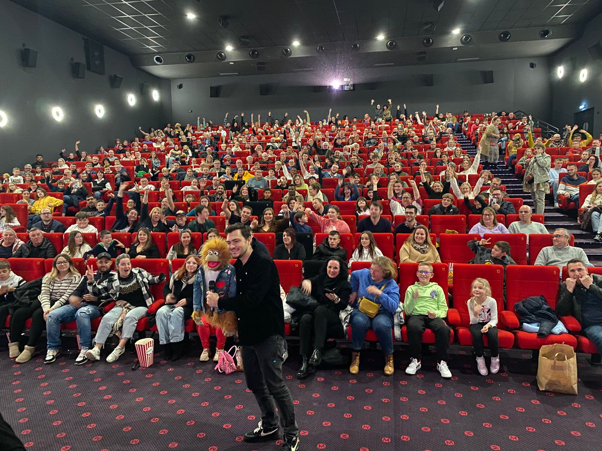 SNDfilms's tweet photo. Déjà plus de 10 000 spectateurs en une semaine de tournée ! Tout était complet !
Un immense merci pour votre engouement  🤩
Réservez vite vos places et venez rencontrer @Jeffpanacloc  et #JeanMarc en exclusivité : https://t.co/TrcdGcQKPa !
#JeffPanaclocALaPoursuiteDeJeanMarc https://t.co/d9pOk9qkxG