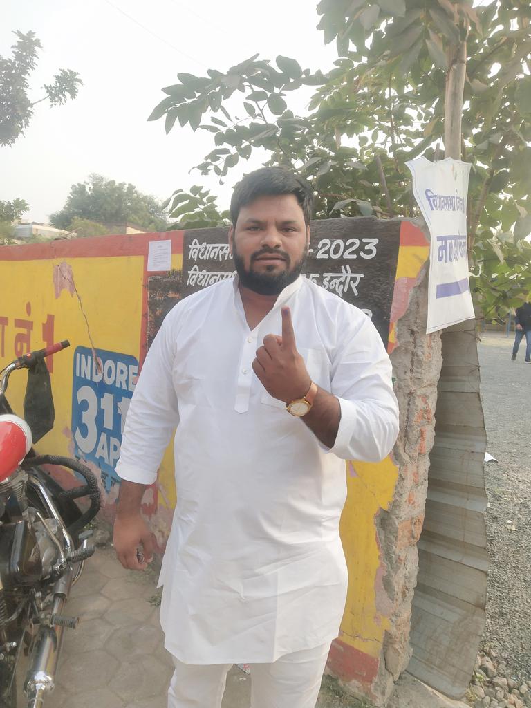 Javed_IYC's tweet photo. मेरा वोट सत्यनारायण पटेल जी को,

मेरा वोट मध्यप्रदेश में बदलाव के लिए,

मेरा वोट कमलनाथ जी को,

@OfficeOfKNath @digvijaya_28 @INCMP @IYCMadhya https://t.co/9ucksY6gAs