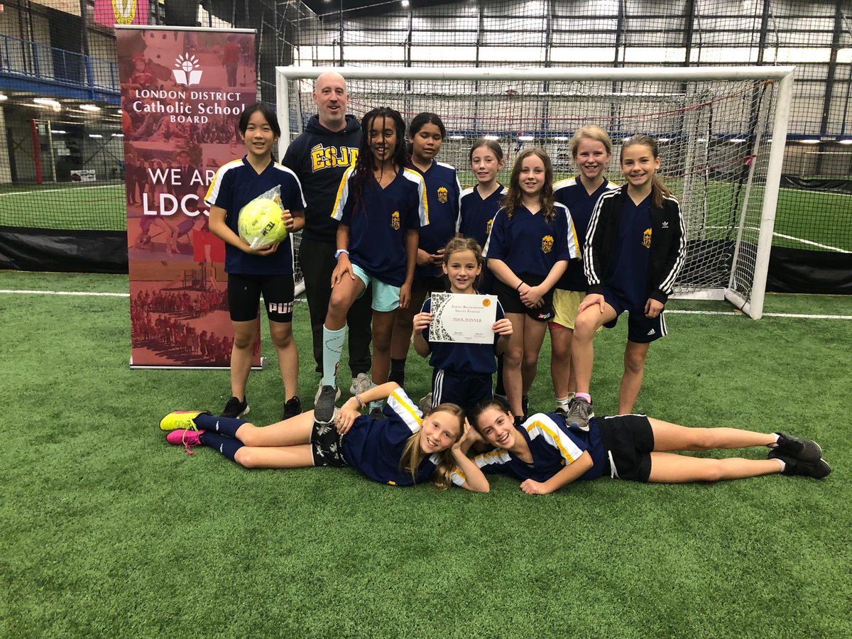 Mardi le 7 novembre dernier les filles ont participé au tournoi de soccer interscolaire au BMO Center et elles ont terminées première de leur division. Le tournoi regroupait 33 écoles du district catholique de London. Elles ont accordé seulement un but tout au long du tournoi.