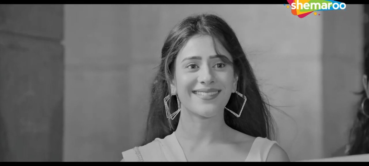 kaleshikanak's tweet photo. One of her best outfits from the music video, she looked absolutely stunning. Yellow genuinely suits her alot❤️💛
#HibaNawab #TuMeraDil https://t.co/IXt2KEQj0Y