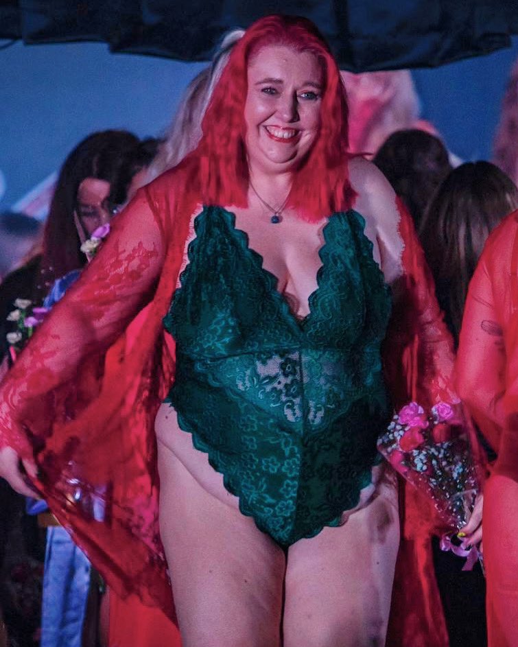 BethanyBelleFan's tweet photo. Yeah I look goofy af but on stage with my Burlesque girls is my happy place
#thisisjoy #happyplace #burlesque #dancer https://t.co/cX58LCxfxo