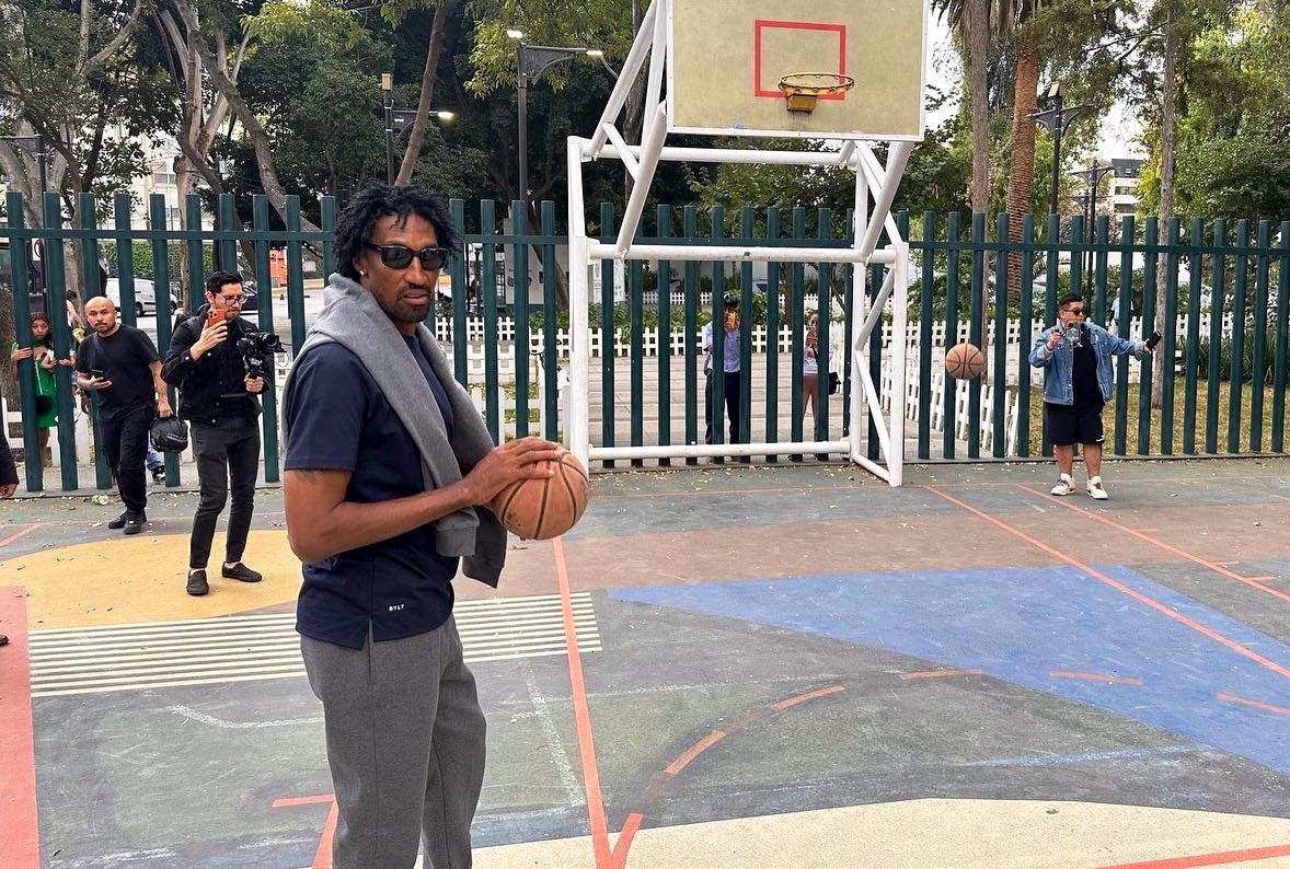 TheSteveSimon's tweet photo. All collaborations should go this well and be this rewarding - a last minute pairing of Michelob ULTRA and Scottie Pippen for the NBA game in Mexico City between the Orlando Magic and Atlanta Hawks. https://t.co/C15x5LFApg