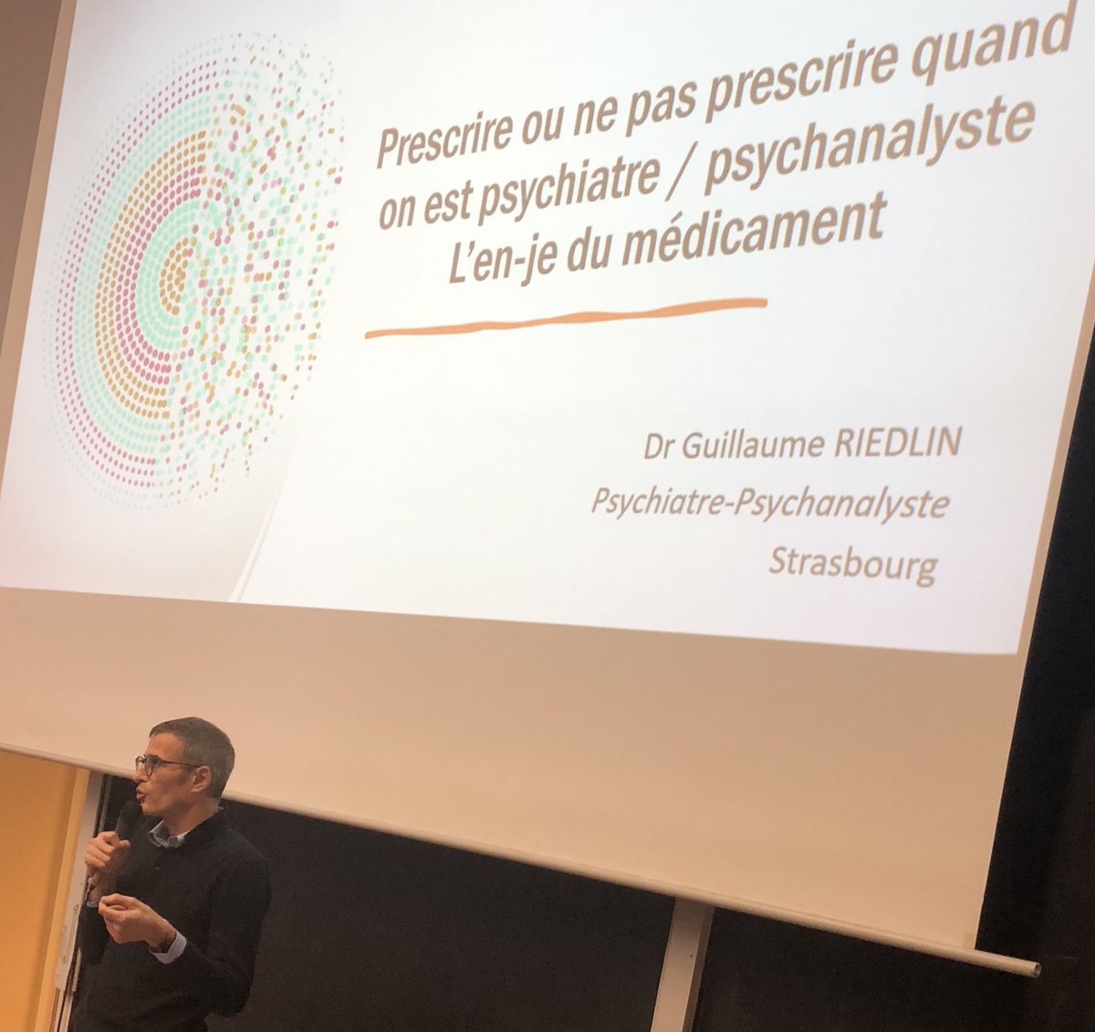 berna_fabrice's tweet photo. Le Dr Guillaume Riedlin expose ses réflexions sur les enjeux transférentiels de la prescription médicamenteuse…
une journée où se rencontrent des points de vue complémentaires… pour mieux appréhender la complexité du sujet
@LaprevoteV @psy_massondavid https://t.co/ibUVqG1m19