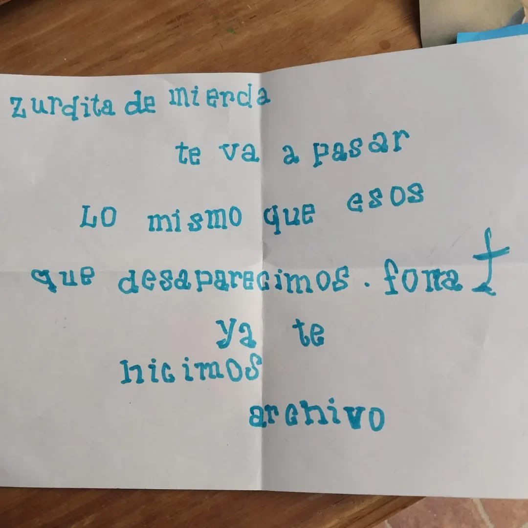 “Zurdita de mierda. Te va a pasar lo mismo que esos que desaparecimos. Forra. Ya te hicimos archivo”. Esto y las boletas con tiros en la cabeza y el corazón recibió en su buzón ayer Lilian Velazquez, hermana de Pablo Velazquez desaparecido el 24 de marzo de 1976. Esto quieren?