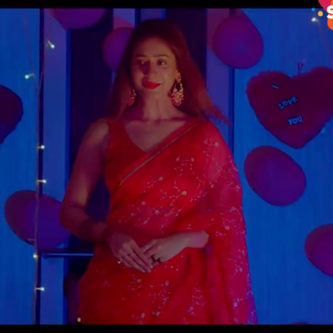 kaleshikanak's tweet photo. Absolutely SLAYED in red❤️❤️
#HibaNawab #TuMeraDil https://t.co/MYrBek7QHA