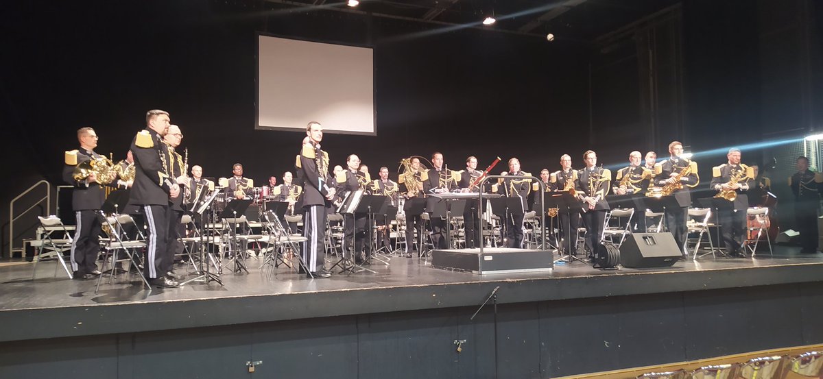 Gatou53's tweet image. @VilledEvron @BalandraudJoel @S_LechatGatel @lescoevrons emotion et souvenirs #6emegenieangers2002 cet am en attendant le concert #unisson ce soir par @MusTrans35..La musique militaire 🎼membre a part entiere de notre defense 🇨🇵