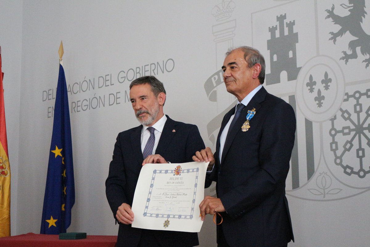DelegGobMurcia's tweet photo. El @DelegGobMurcia ha impuesto la Cruz de Oficial de la Orden del Mérito Civil a Juan Antonio Pedreño, de quien ha destacado su decisiva contribución para convertir a la Región de Murcia en un referente de la economía social en España y Europa https://t.co/gmeAIDvoXV