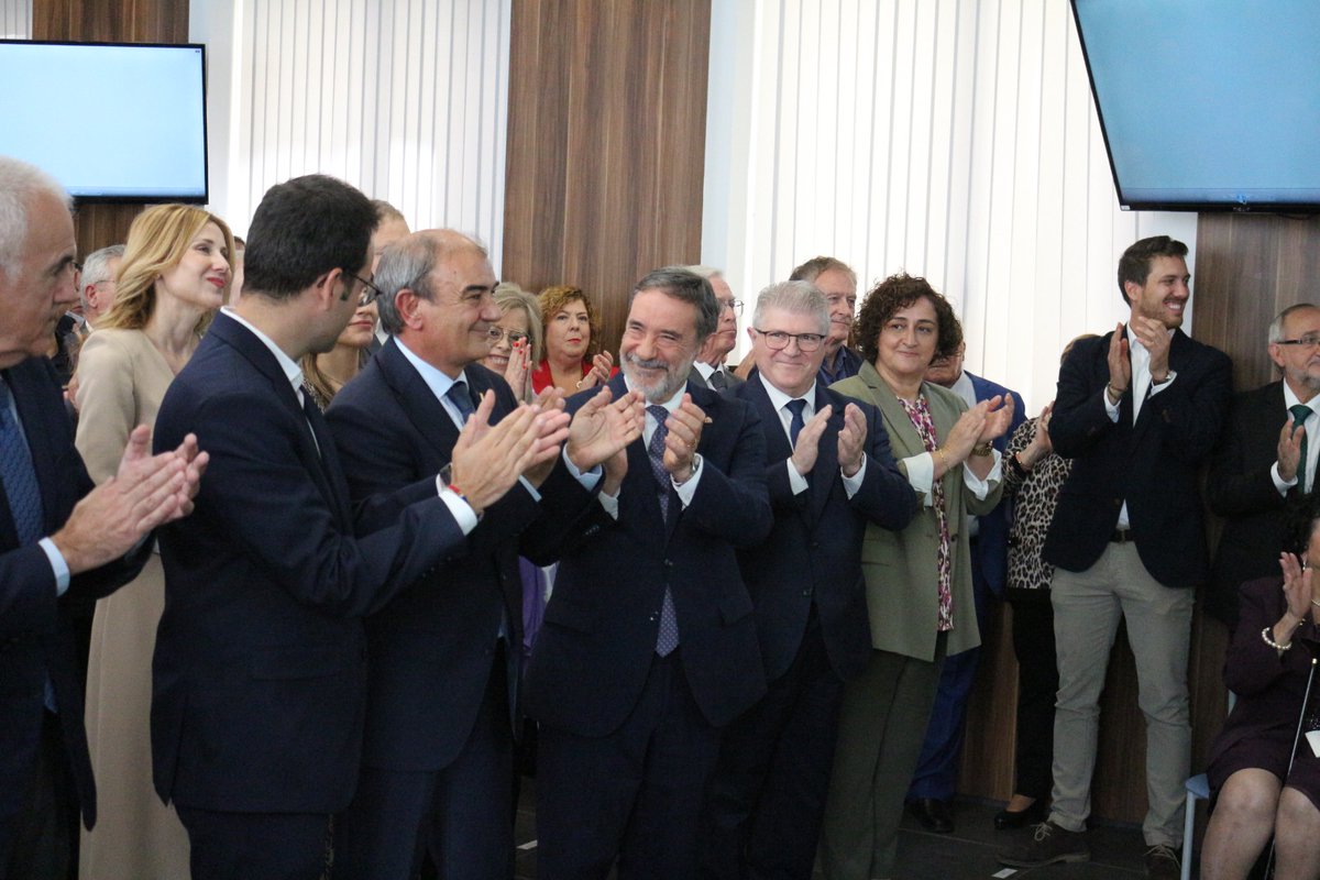 DelegGobMurcia's tweet photo. El @DelegGobMurcia ha impuesto la Cruz de Oficial de la Orden del Mérito Civil a Juan Antonio Pedreño, de quien ha destacado su decisiva contribución para convertir a la Región de Murcia en un referente de la economía social en España y Europa https://t.co/gmeAIDvoXV
