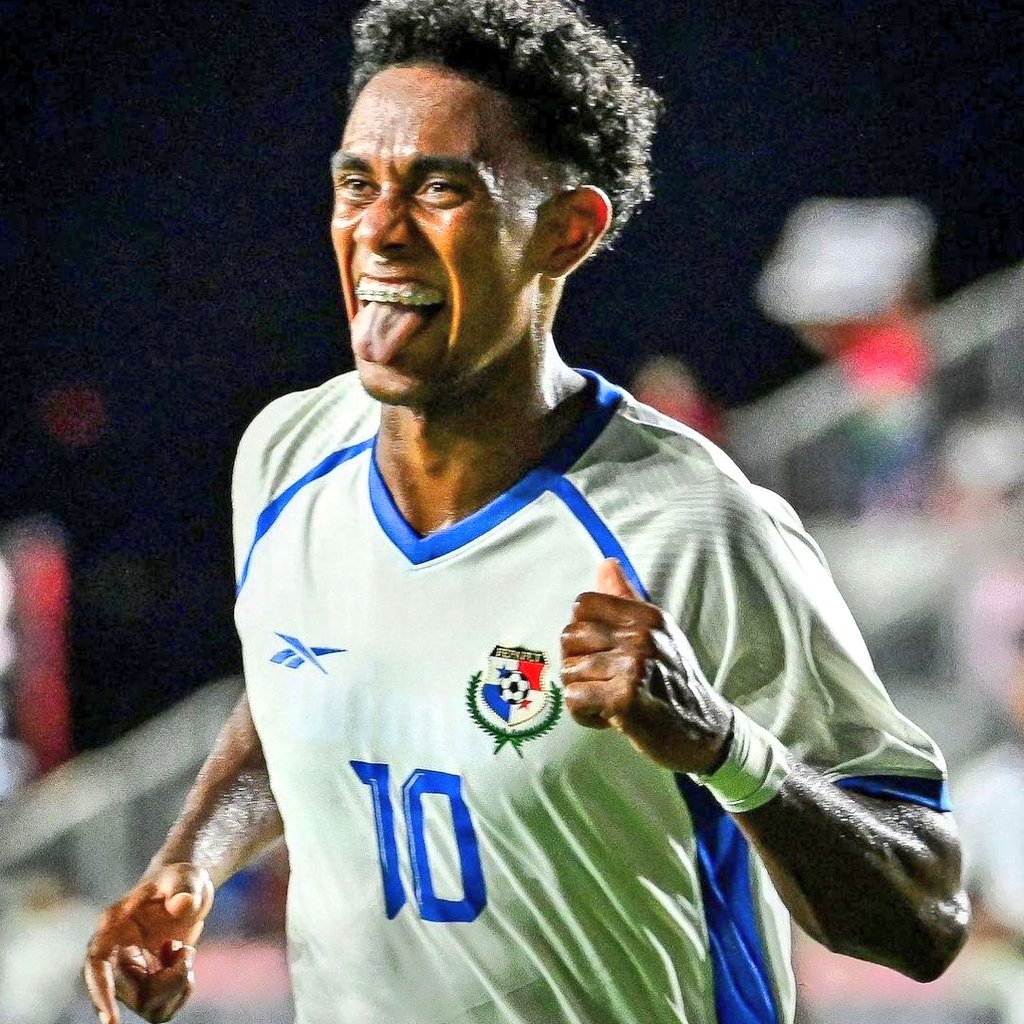 Édgar Bárcenas MVP. ¿Por qué?

✔️ Jugó en una posición no habitual 
✔️ No desentonó como carrilero izquierdo 
✔️ Ida y vuelta todo el partido
✔️ Quitó pelotas vitales en marca 
✔️ Trasladó la pelota y alimentó arriba
✔️ Dominó los ritmos del juego
✔️ Intensidad, velocidad y garra