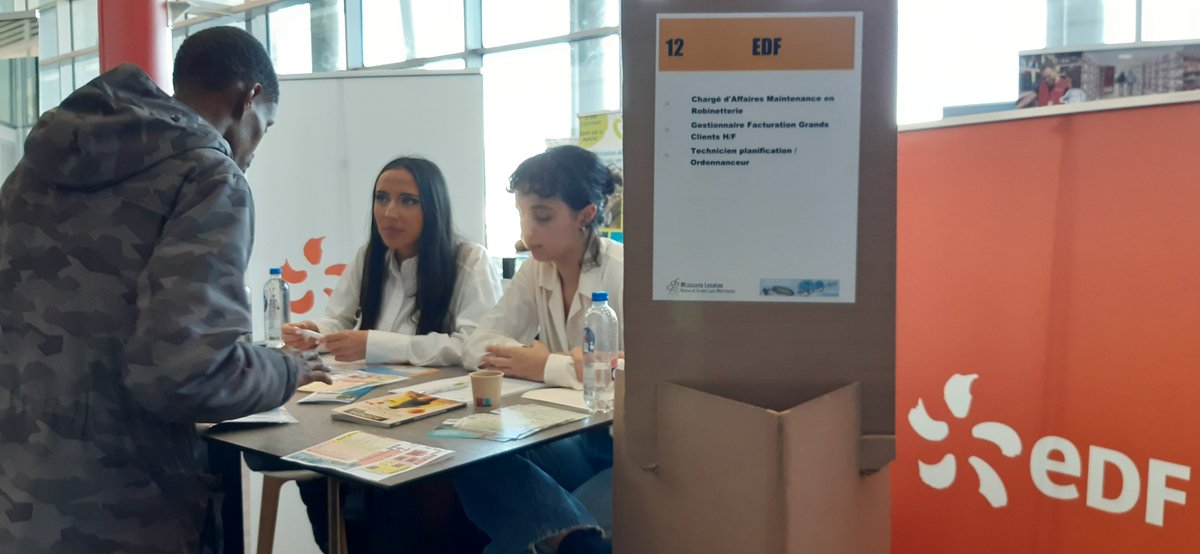 EDF_AuRhAlpes's tweet image. EDF était présent hier au #forumjobavenir organisé par les @MissionLocaleLY aux côtés de 54 entreprises du territoire pour rencontrer + de 600 jeunes !
❓Le saviez-vous ? En 2023, dans la région Auvergne-Rhône-Alpes : ce sont plus de 1850 #embauches dans le Groupe EDF⚡️
