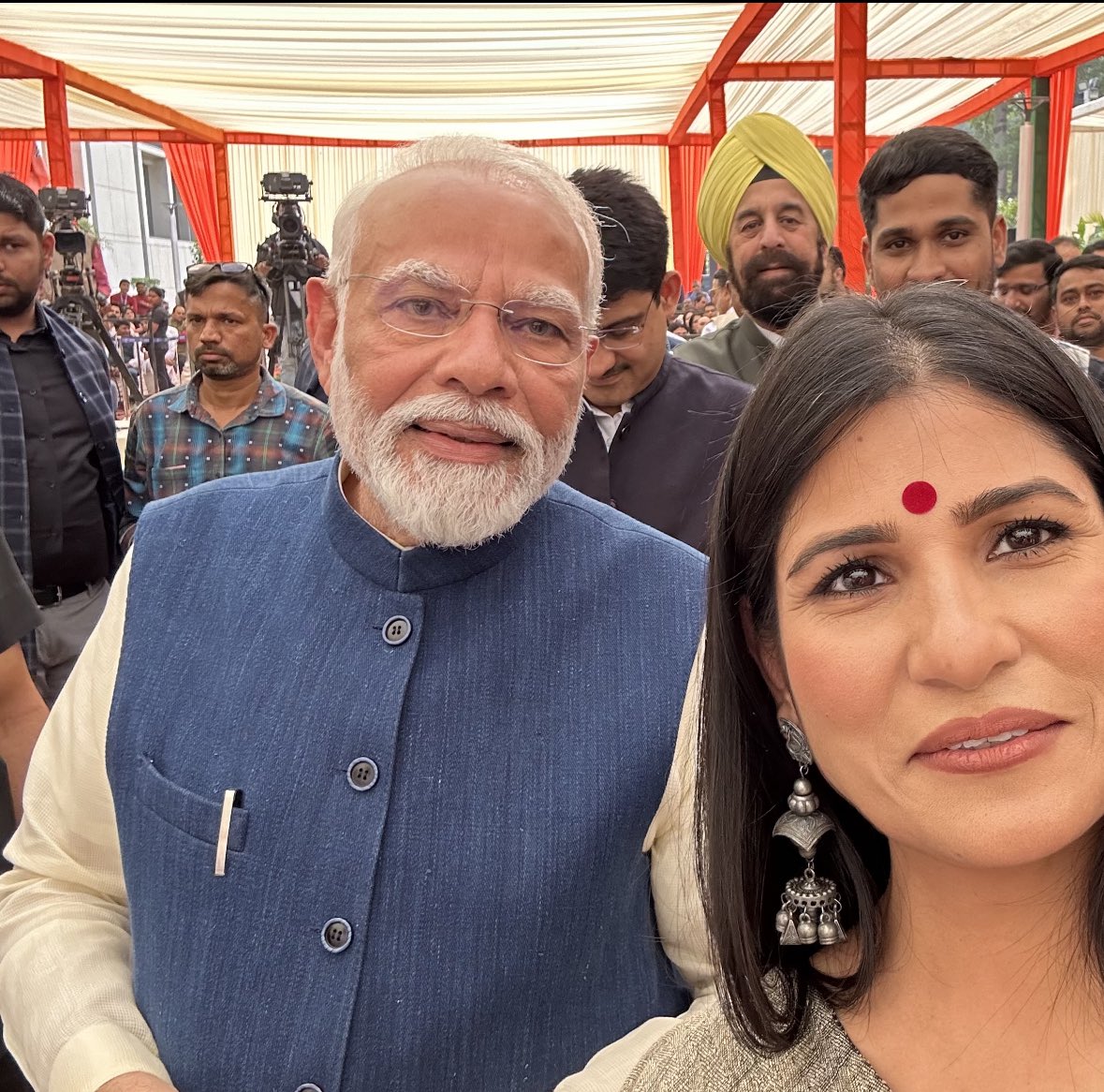 vkrathoreyil's tweet photo. @SureshChavhanke @narendramodi @pchavhanke आज  "दलाल दिवस‌" है क्या ? 

मोदी जी सभी दलालों से मिल रहे हैं https://t.co/he5US5UPUc